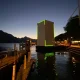 Microsoft ha messo un xbox serie x gigante in acqua a queenstown