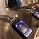 Pagamenti nfc in tutta la linea metro e bus di new york city, italia a rallentatore.
