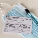 Non postate i selfie con le vostre schede di vaccinazioni covid-19