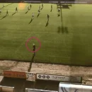 Telecamera i.a. scambia la testa pelata di un guardalinee per la palla