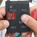 Smontato il oneplus 8t, sotto la scocca, 2 pacchi batterie