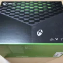 Xbox serie x si presenta in questa scatola