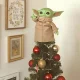 La punta dell'albero di natale 2020 É "baby yoda"